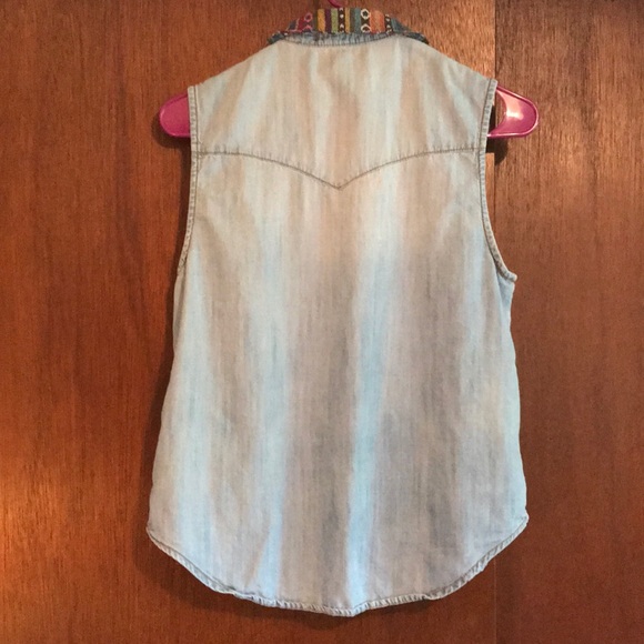 Western Denim Vest with buttons - Picture 3 of 5